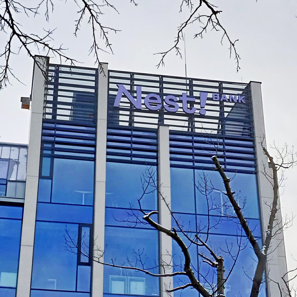 Oznakowanie siedziby NEST Bank w Gdańsku