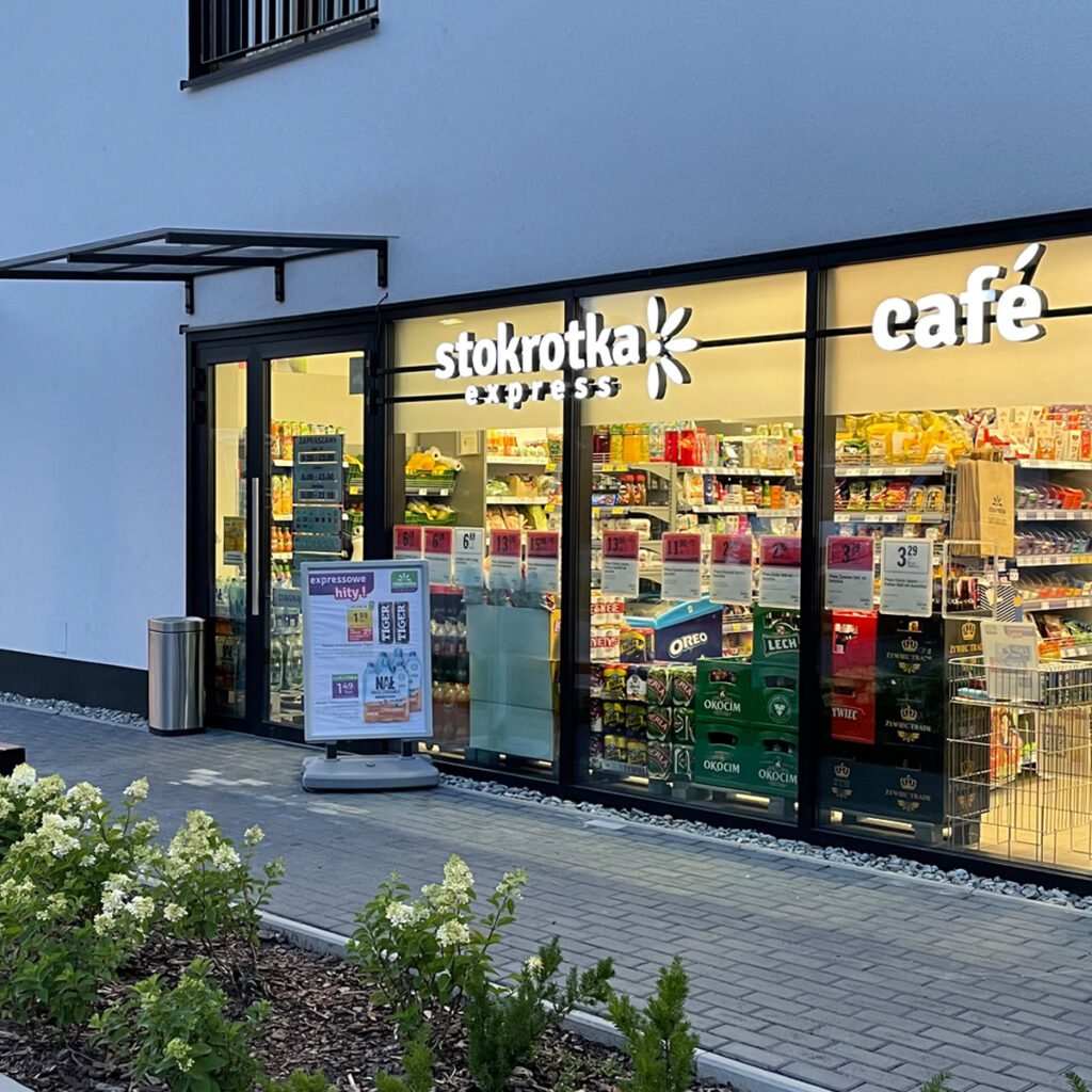 Oznakowanie punktu sieci Stokrotka Express w Krakowie