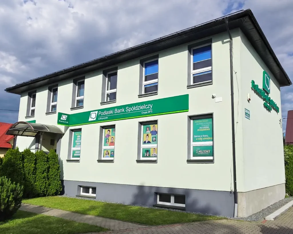 Zewnętrzne oznakowanie budynku Banku Spółdzielczego z kasetonem