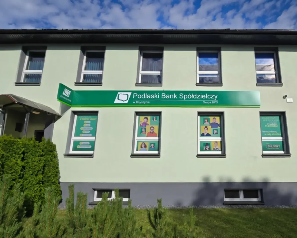 Kaseton reklamowy na budynku Banku Spółdzielczego jako element oznakowania sieci