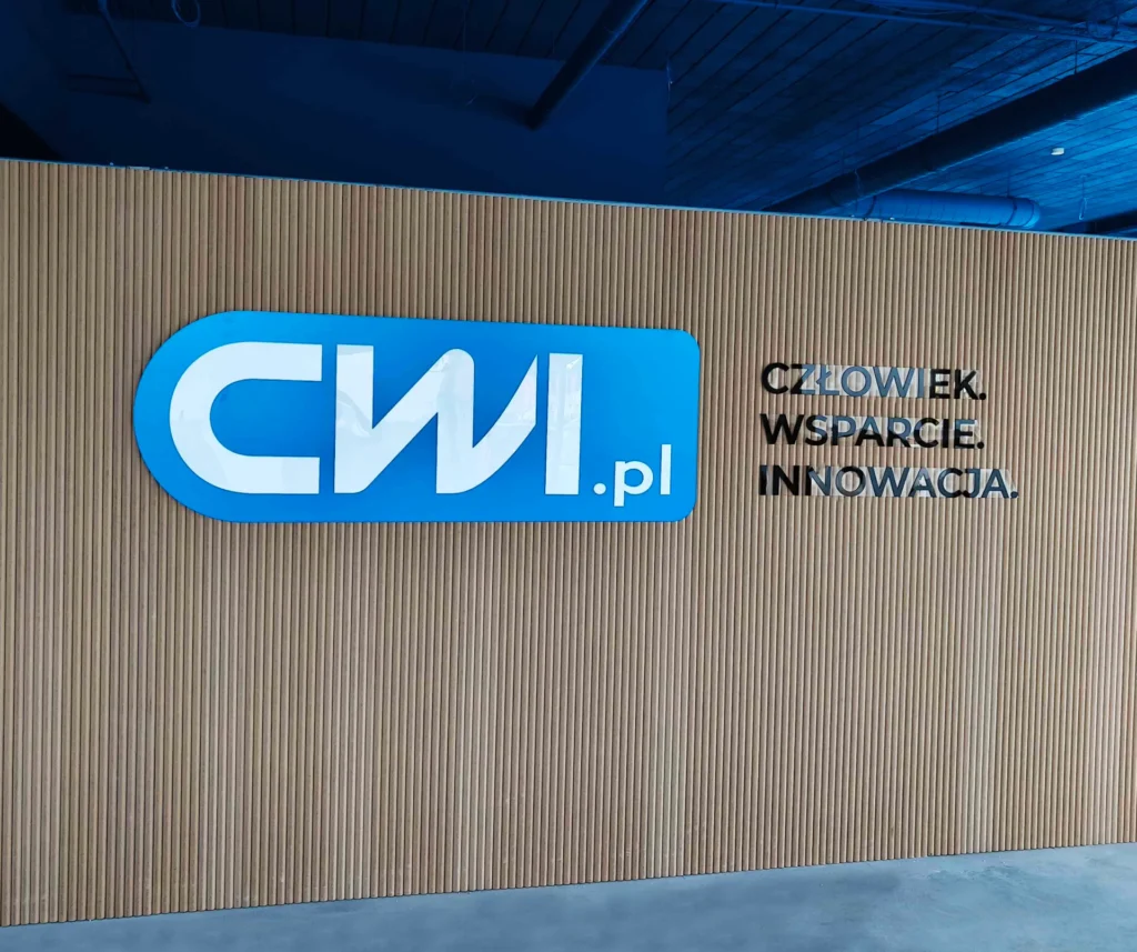Podświetlane logo i litery przestrzenne CWU zamontowane na ścianie wewnątrz budynku.