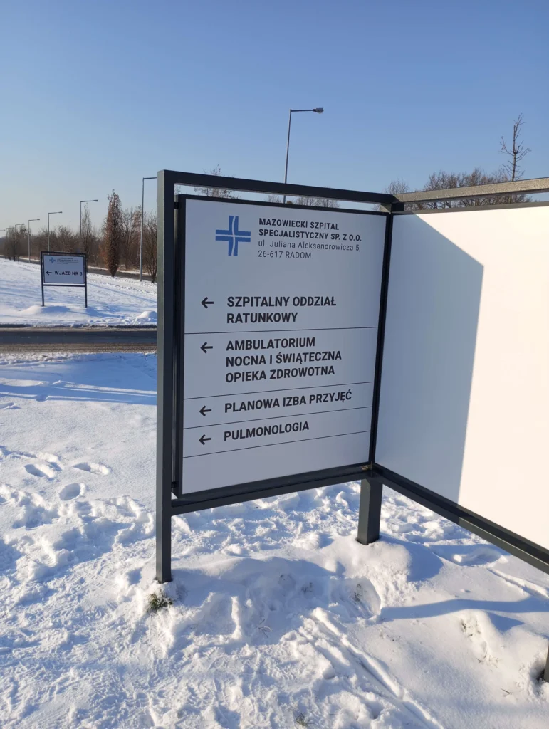 Zewnętrzne tablice informacyjne i kierunkowe przy wjeździe do Mazowieckiego Szpitala Specjalistycznego w Radomiu