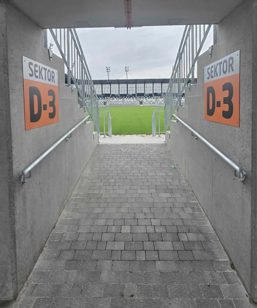 Tablice z oznaczeniem sektora na stadionie Sandecja Nowy Sącz