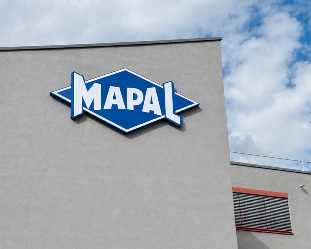 Kaseton świetlny z logo MAPAL po zakończeniu montażu