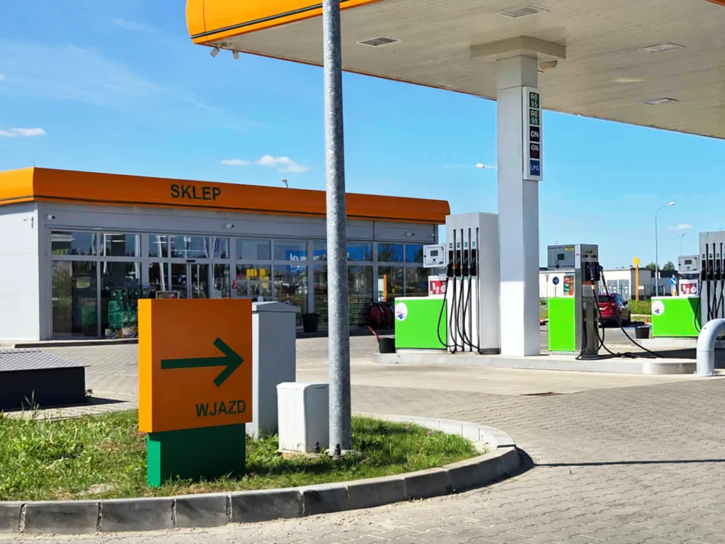 Oznakowanie wjazdu na stację paliw