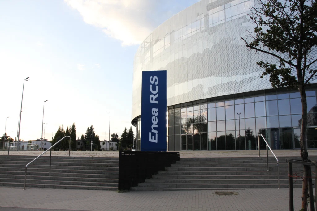 Pylon Enea RCS - oznakowanie zewnętrzne hali sportowej