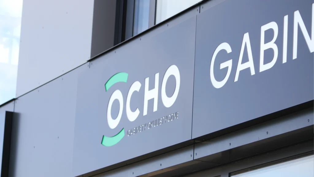 Kaseton OCHO Gabinety Okulistyczne na elewacji kompleksu KWADRAT