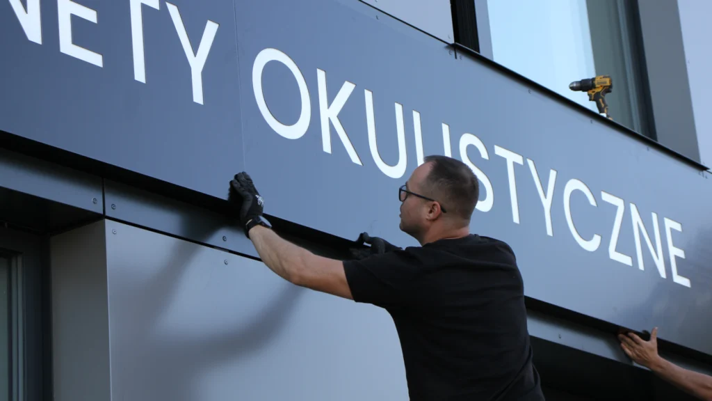Montaż kasetonu reklamowego na elewacji kompleksu KWADRAT