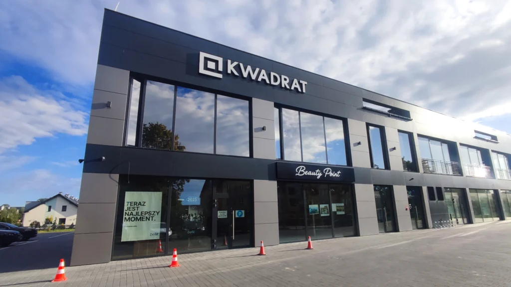 Kompleks usługowy KWADRAT w Zwoleniu z oznakowaniem na elewacji